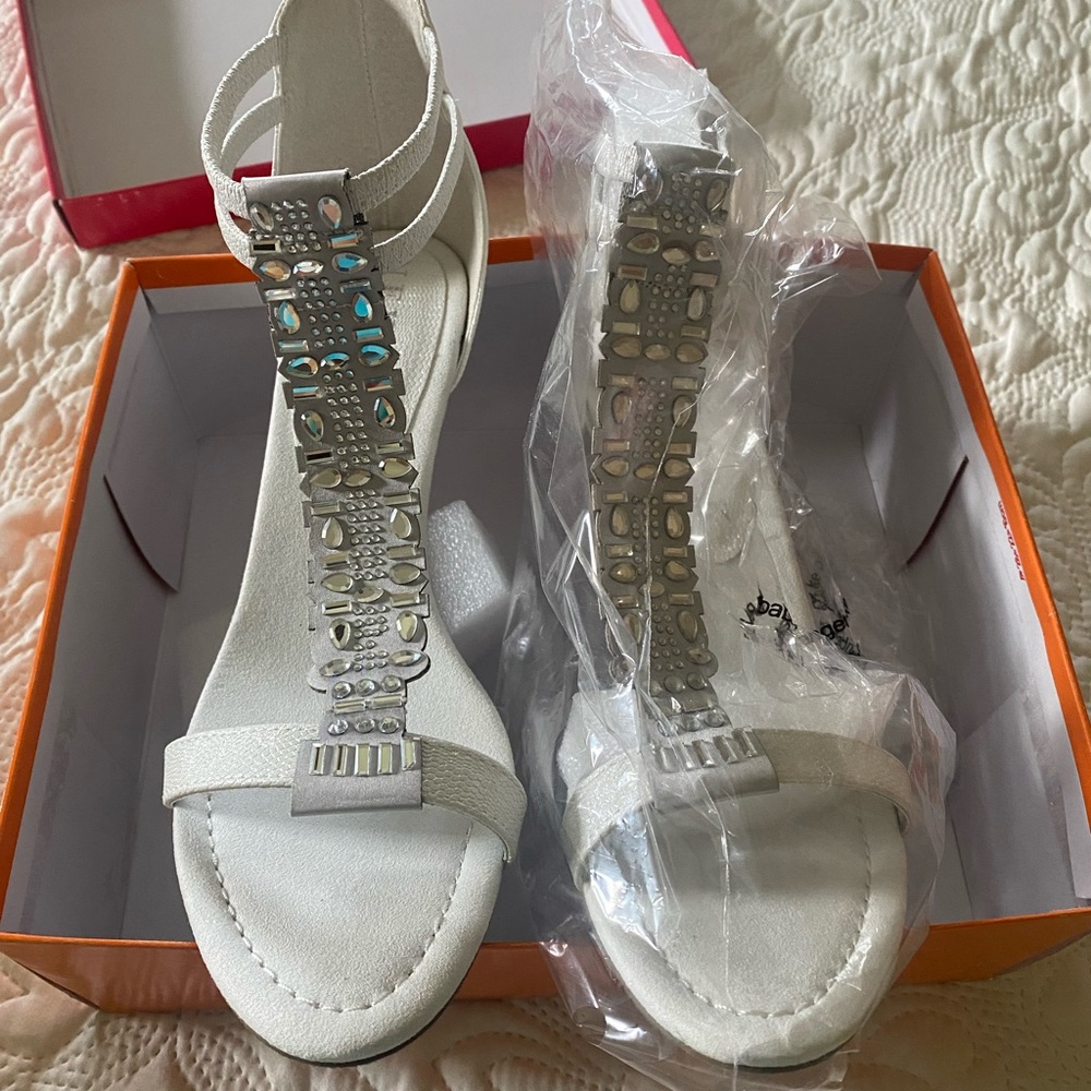 White New York Transit silver gem, heels, size 9,